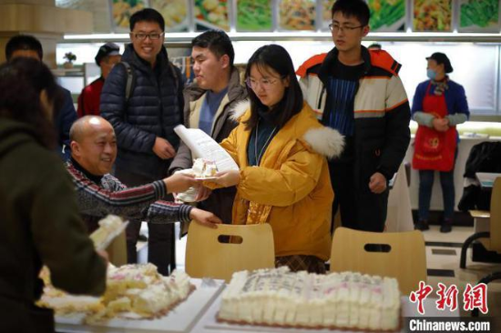 <b>高校为考研学子派发定制蛋糕 把知识点吃进肚子</b>
